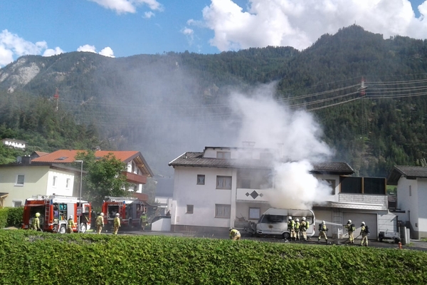 Wohnwagenbrand im Ortszentrum von Faggen