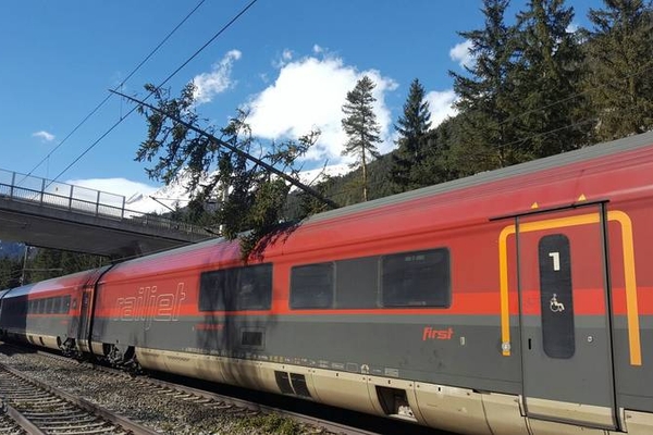 Föhnsturm verursachte Behinderungen an der Arlberg-Bahnstrecke