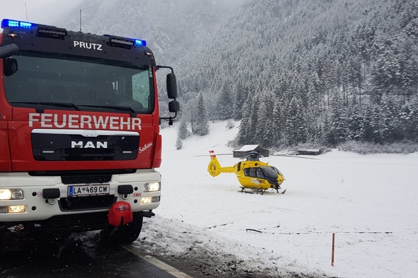 Schwerer Verkehrsunfall mit eingeklemmten Personen auf der B180 Reschenbundesstraße