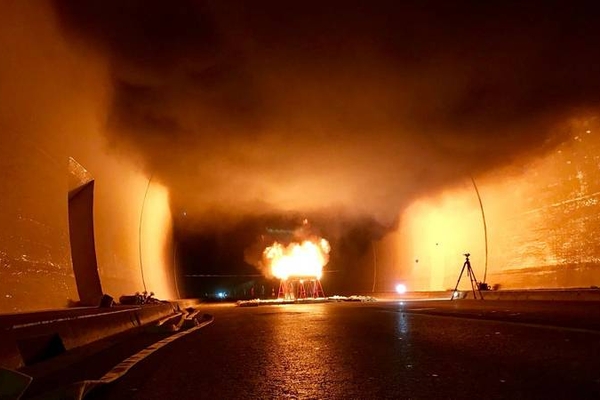 Rauchversuche entlang der A12 und S16.