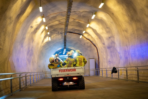 Bundesländerübergreifende Übung im Arlbergtunnel – Feuerwehren aus Tirol und Vorarlberg trainieren den Ernstfall