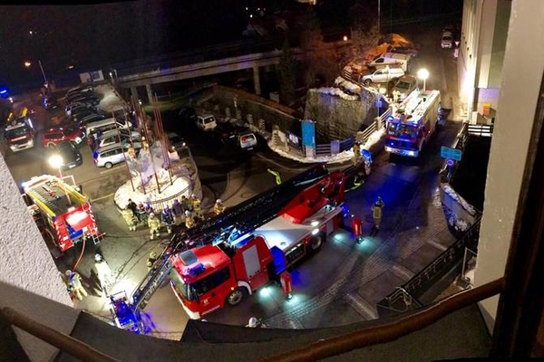 Brand in einem Mehrfamilienhaus in Pians. Alarmierung am 16.02.2019 | 05:20 Uhr. Die Detektion erfolgt über einen Heimrauchmelder.
