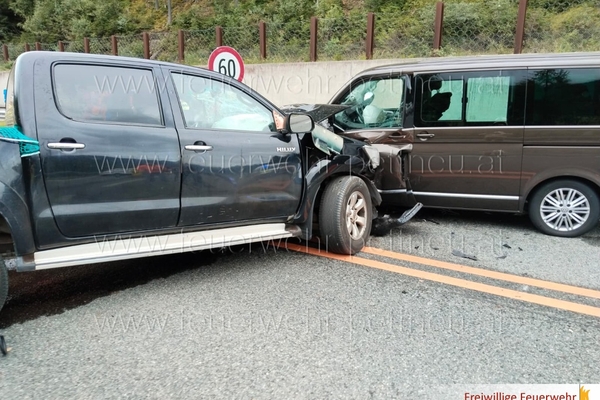 Frontalzusammenstoß auf der S16 – fünf Verletzte bei Verkehrsunfall