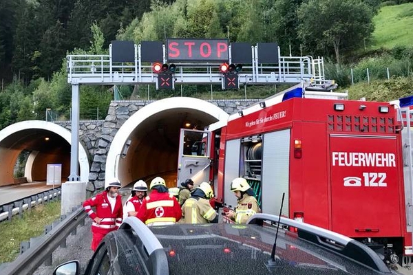 PKW-Brand in Strenger Tunnel am 02. September 2018.