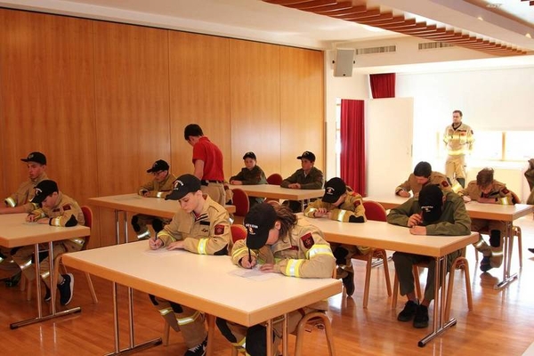 Weiße Fahne beim Wissenstest der Feuerwehr Jugend