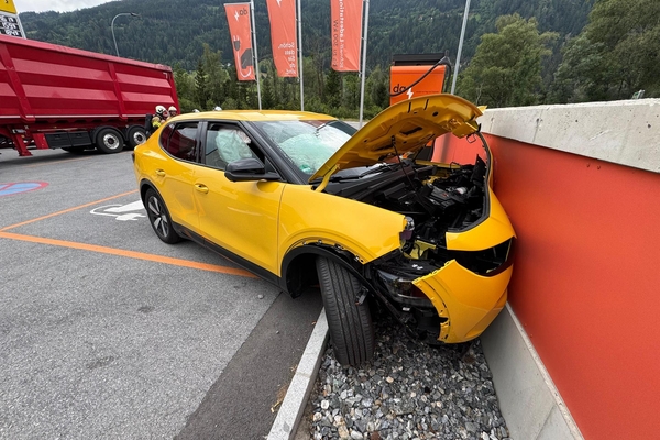 Brand Fahrzeug – Eni Tankstelle Prutz