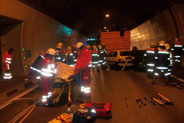 Übung der Feuerwehren Zams und Imst im Milser Tunnel