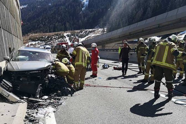 Verkehrsunfall mit eingeklemmten Personen auf der S16