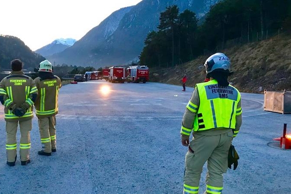 Abgerissene Starkstromleitung löst Waldbrand aus