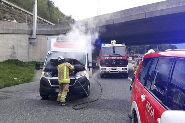 Fahrzeugbrand auf der S16