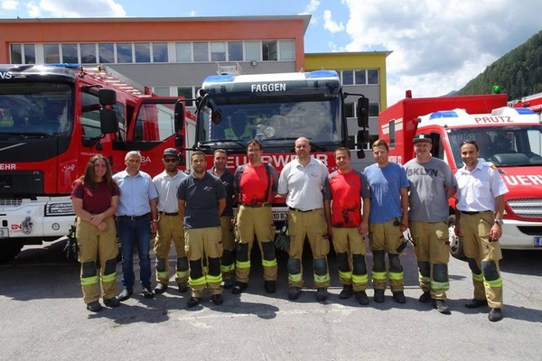 Schüler schnuppern Feuerwehrluft an der Mittelschule Prutz-Ried