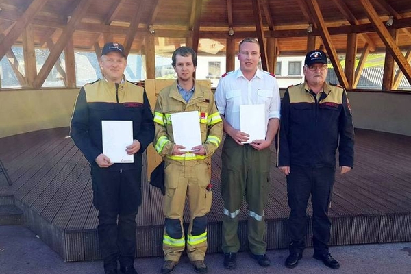 ZUKUNFT DER FEUERWEHR IST GESICHERT - FEUERWEHRJUGEND HISSTE DIE WEISSE FAHNE
