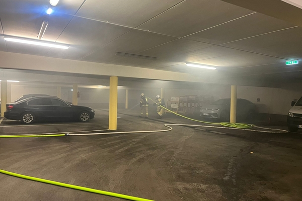 Nächtlicher Tiefgaragenbrand erfolgreich gelöscht – rascher Einsatz verhindert Schlimmeres