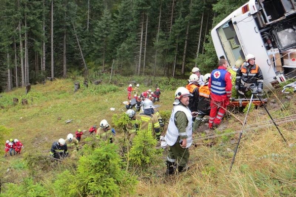 Busunfallübung auf der Arlbergpassstraße B197.