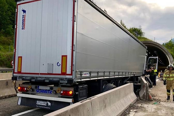 LKW-Unfall auf der S16