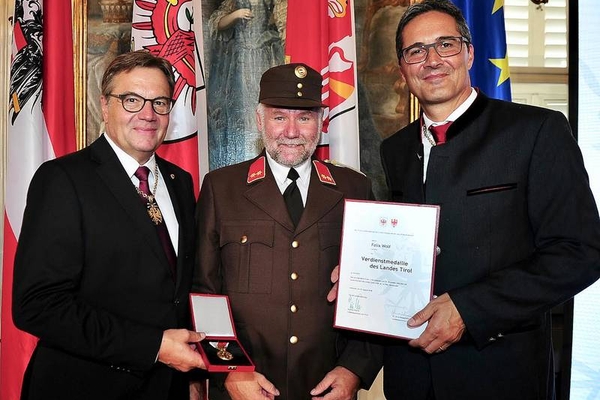 Verdiente Feuerwehrkameraden wurden vom Land Tirol ausgezeichnet