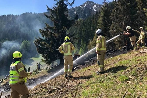 Feuerwehren bekämpften Waldbrand in Pettneu