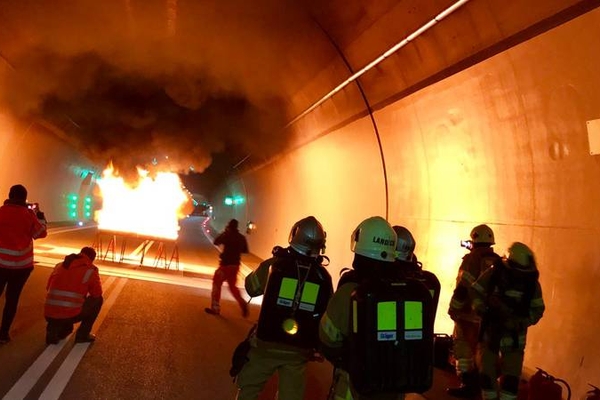 Brandversuch im Perjen Tunnel zur Inbetriebnahme der zweiten Röhre.