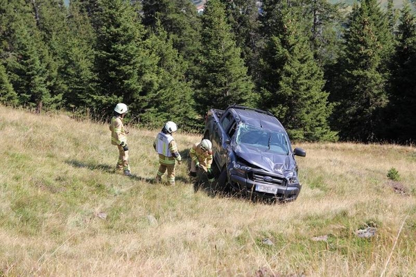Fahrzeugabsturz im unwegsamen Gelände in Fiss