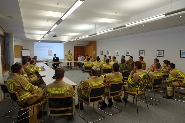 Wer hilft wenn’s klemmt oder steckt? – Natürlich die Feuerwehr.