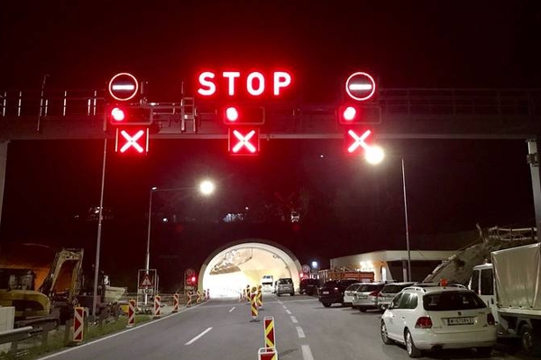 Rauchversuche entlang der A12 und S16.