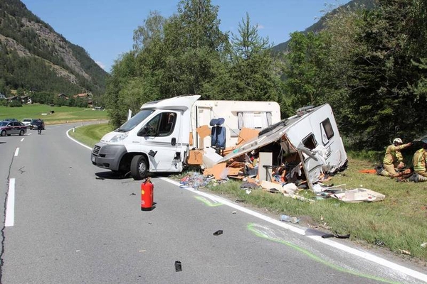 Verkehrsunfall mit mehreren Fahrzeugen auf der B180