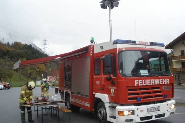 Gemeinschaftsprobe der Feuerwehren Pians und Landeck am 09.11.2013  bei der Firma Handl Tyrol in Pians