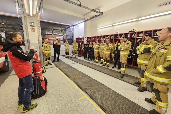 Gemeinsamer Austausch Bergrettung und Feuerwehr