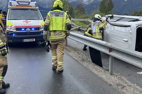 Verkehrsunfall in Fiss – Fahrzeugüberschlag auf Radweg