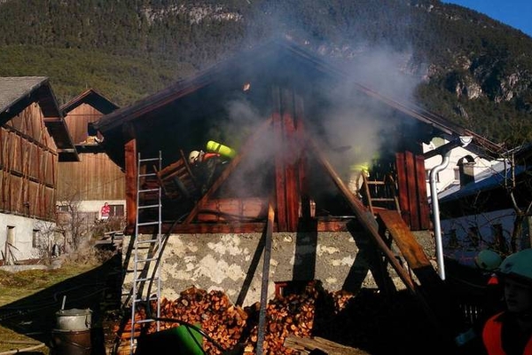Schwelbrand eines landwirtschaftlichen Gebäudes in Stanz