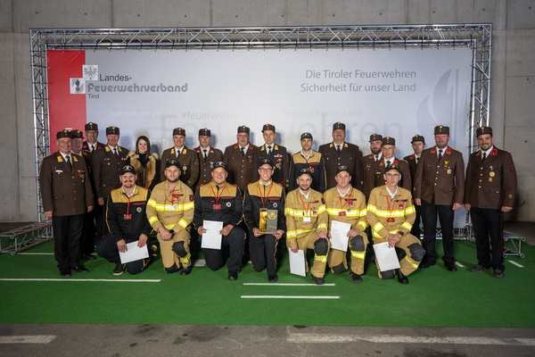 Die Teilnehmer des 30. Bewerb um das Feuerwehrleistungsabzeichen in Gold holten den Landessieg und die weiße Fahne in den Bezirk Landeck.