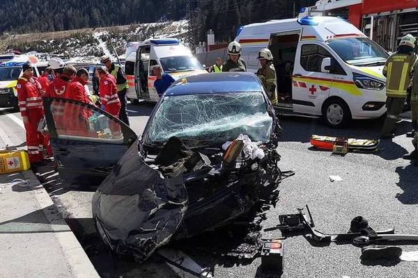 Verkehrsunfall mit eingeklemmten Personen auf der S16