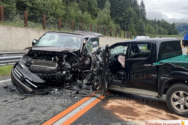 Frontalzusammenstoß auf der S16 – fünf Verletzte bei Verkehrsunfall