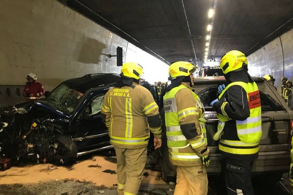 Ein Verkehrsunfall im Arlbergbergtunnel forderte zehn Verletzte.
