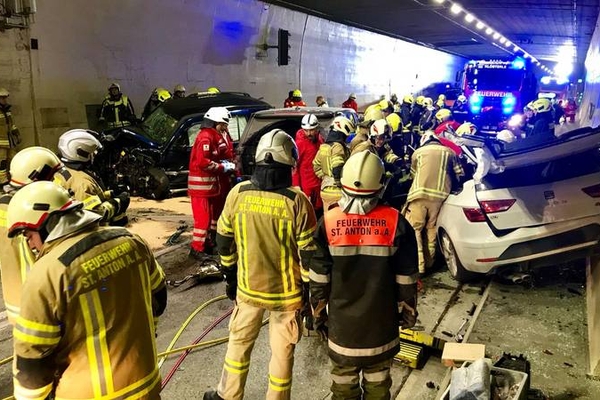 Ein Verkehrsunfall im Arlbergbergtunnel forderte zehn Verletzte.