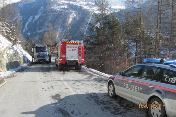 Fahrzeugabsturz auf der Serfauser Landesstraße im Bereich Telfes