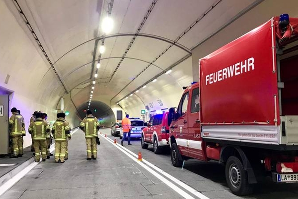 Perjen Tunnel die zweite Röhre wird für den Verkehr freigegeben.