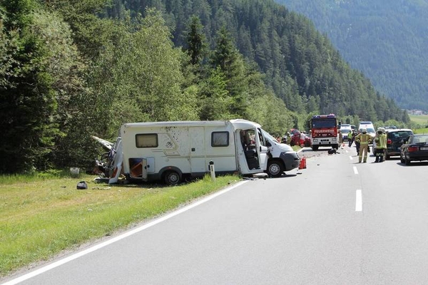 Verkehrsunfall mit mehreren Fahrzeugen auf der B180