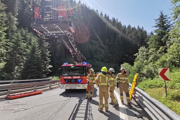 Tiefenrettung mit Drehleiter nach Radunfall im Kaunertal: