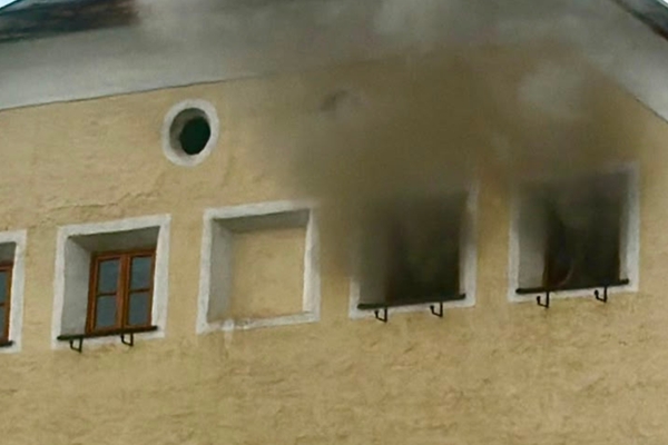 Kellerbrand in Mehrfamilienhaus