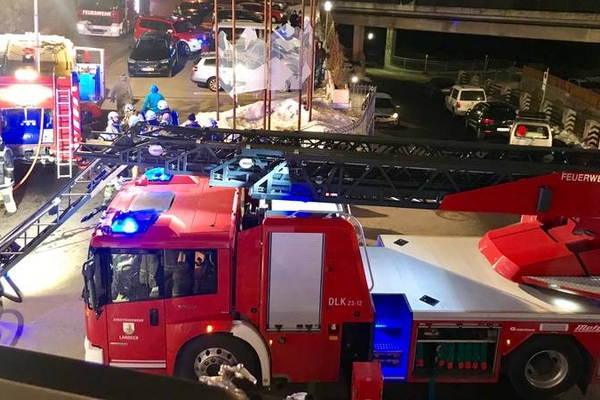 Brand in einem Mehrfamilienhaus in Pians. Alarmierung am 16.02.2019 | 05:20 Uhr. Die Detektion erfolgt über einen Heimrauchmelder.