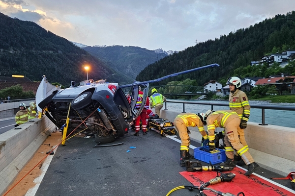 Schwerer Verkehrsunfall im Bereich der Unterführung in Prutz