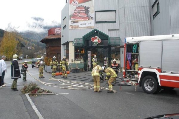 Gemeinschaftsprobe der Feuerwehren Pians und Landeck am 09.11.2013  bei der Firma Handl Tyrol in Pians