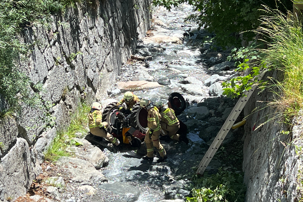 Fahrzeugabsturz bei der Schnanner Klamm - eine Person verletzt.