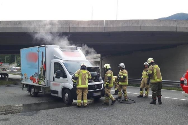 Fahrzeugbrand auf der S16