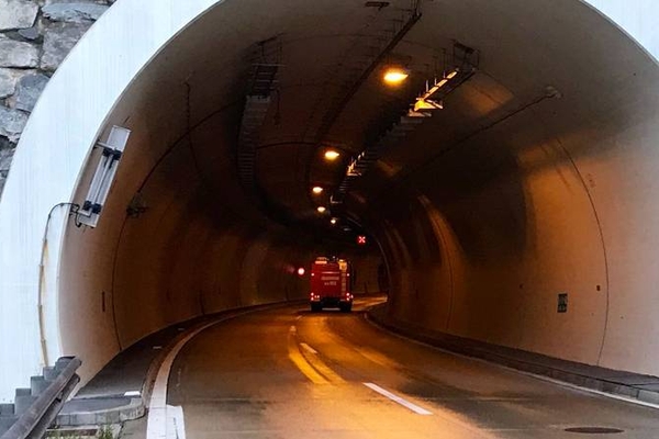 PKW-Brand in Strenger Tunnel am 02. September 2018.