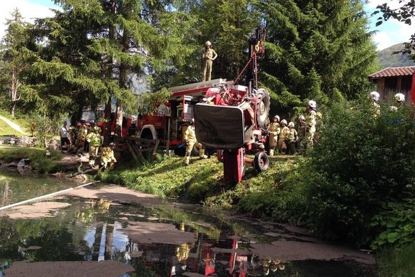 Traktor in den Egger-Weiher gestürzt, Strengen