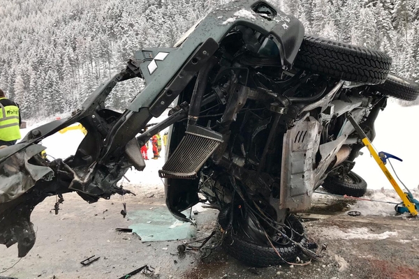 Schwerer Verkehrsunfall mit eingeklemmten Personen auf der B180 Reschenbundesstraße