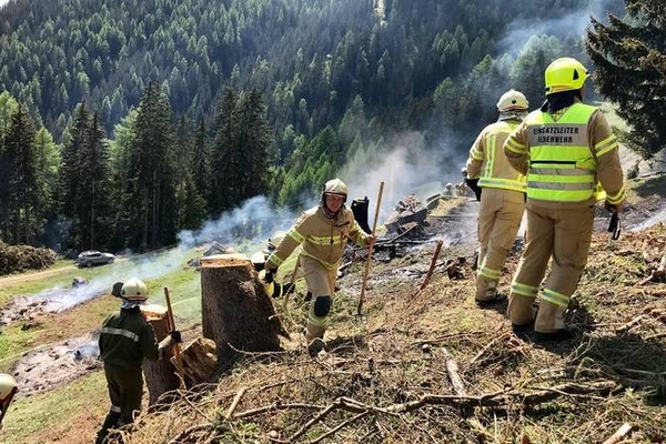 Feuerwehren bekämpften Waldbrand in Pettneu