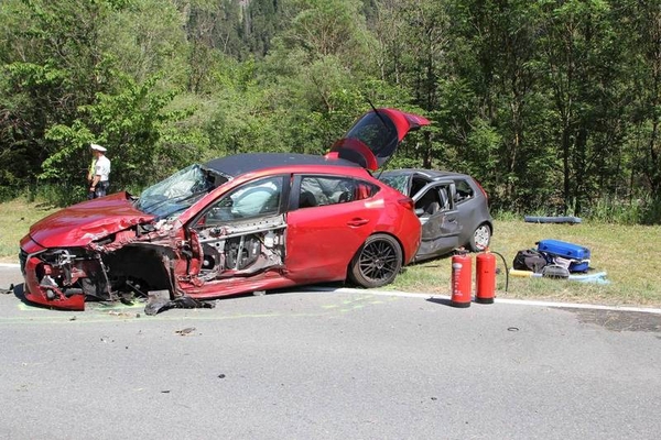 Verkehrsunfall mit mehreren Fahrzeugen auf der B180